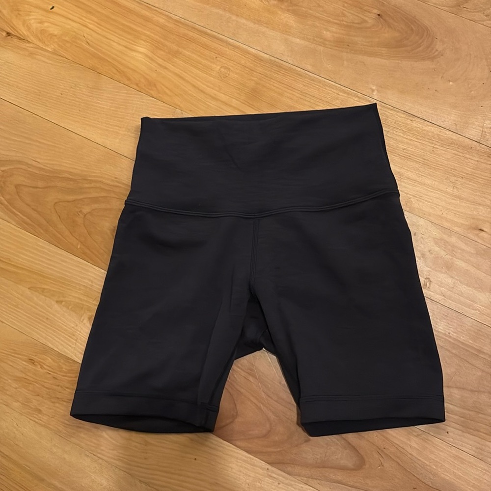 Lululemon🍋 black size 4 biker shorts new without tags!